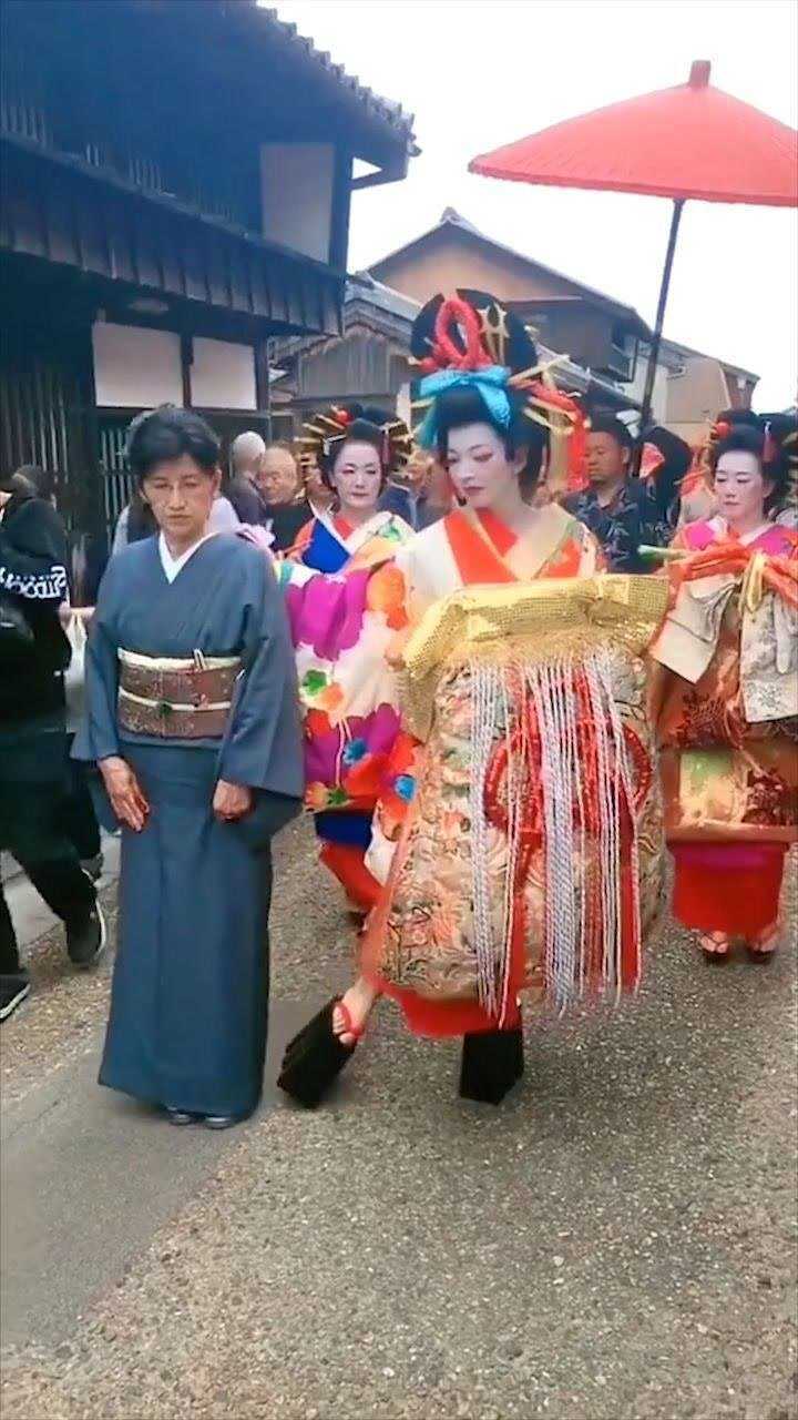 日本的花魁游行一步一步的完全按照规矩来真是太美了