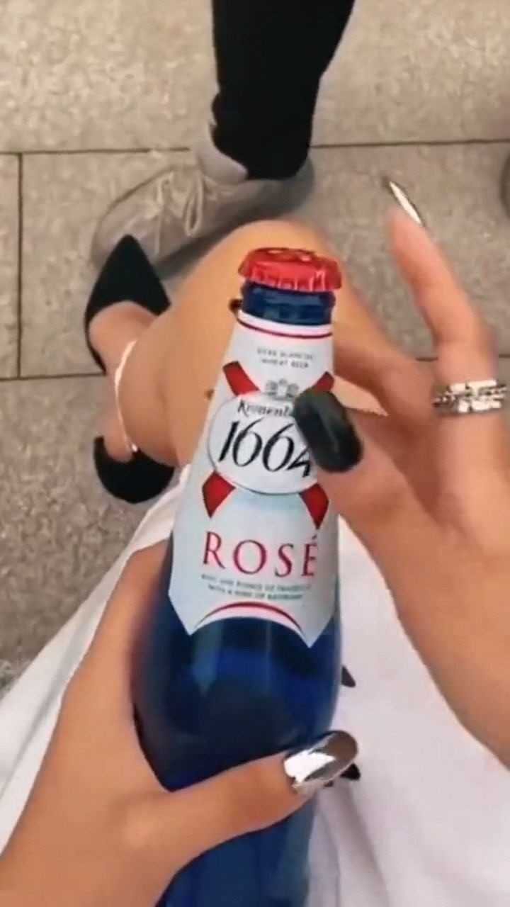 女朋友这样开酒瓶我惊呆了她以前究竟是干嘛的啊