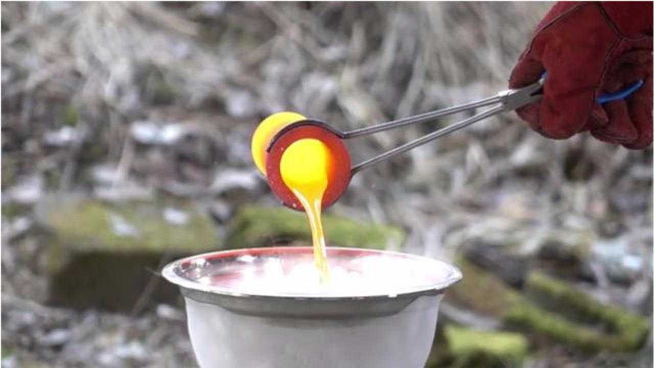 1100度铜水倒在零下79度干冰网友真怕不小心溅出来