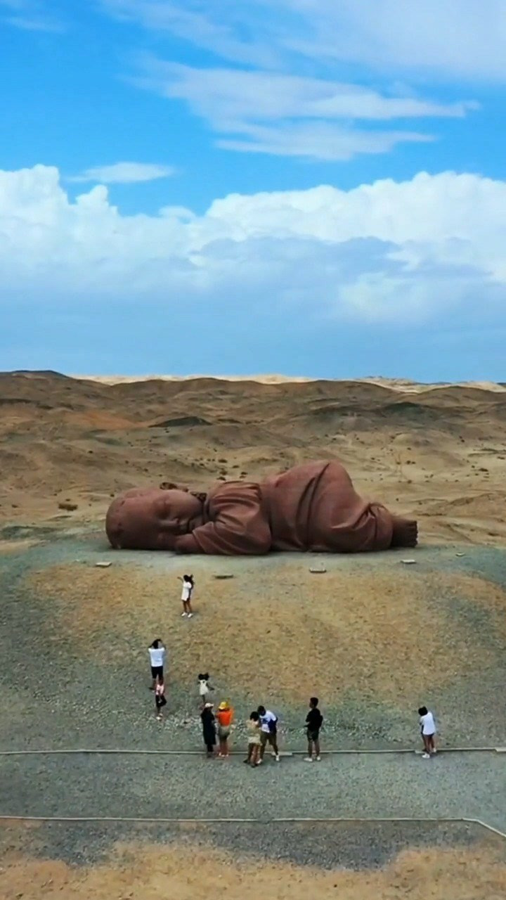 在我国甘肃红山坡的沙漠上躺着一个巨婴这个巨婴当然不是有生命的它是