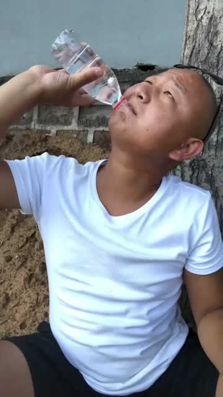giao哥喝水的样子不要乱学被爸妈看到了容易吃竹鞭炒肉