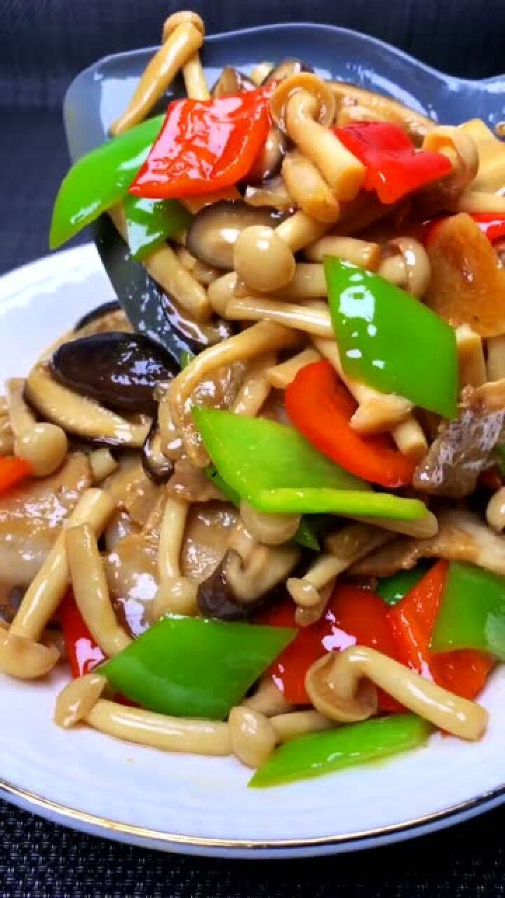 营养又好吃的菌菇小炒,超级简单又下饭,配上青辣椒简直绝了