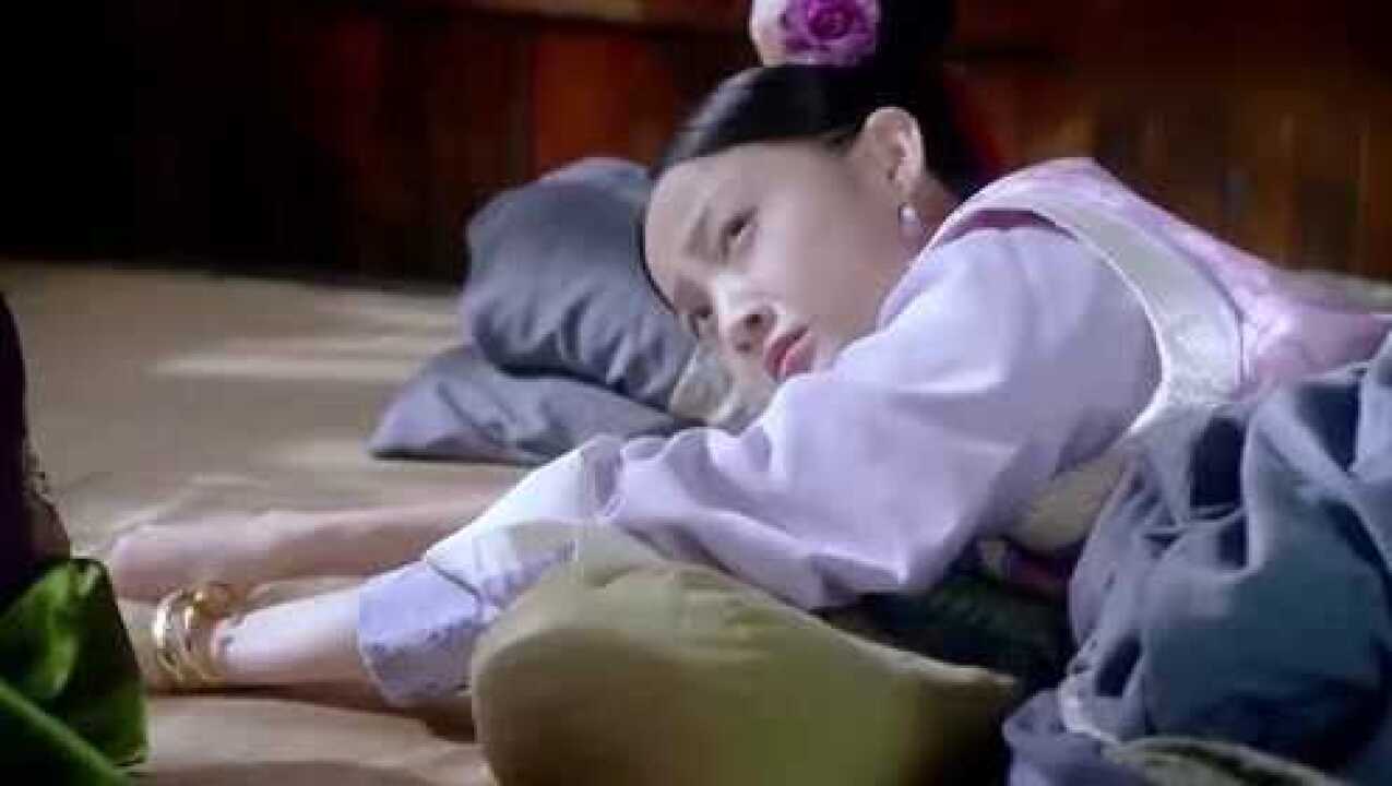 宫女屁股被打板子痛得直哭王爷心疼要给她擦药宫女大喊流氓