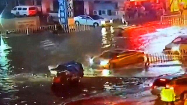 暴雨中骑电动三轮车被水淹 男子突然抽搐倒地昏迷