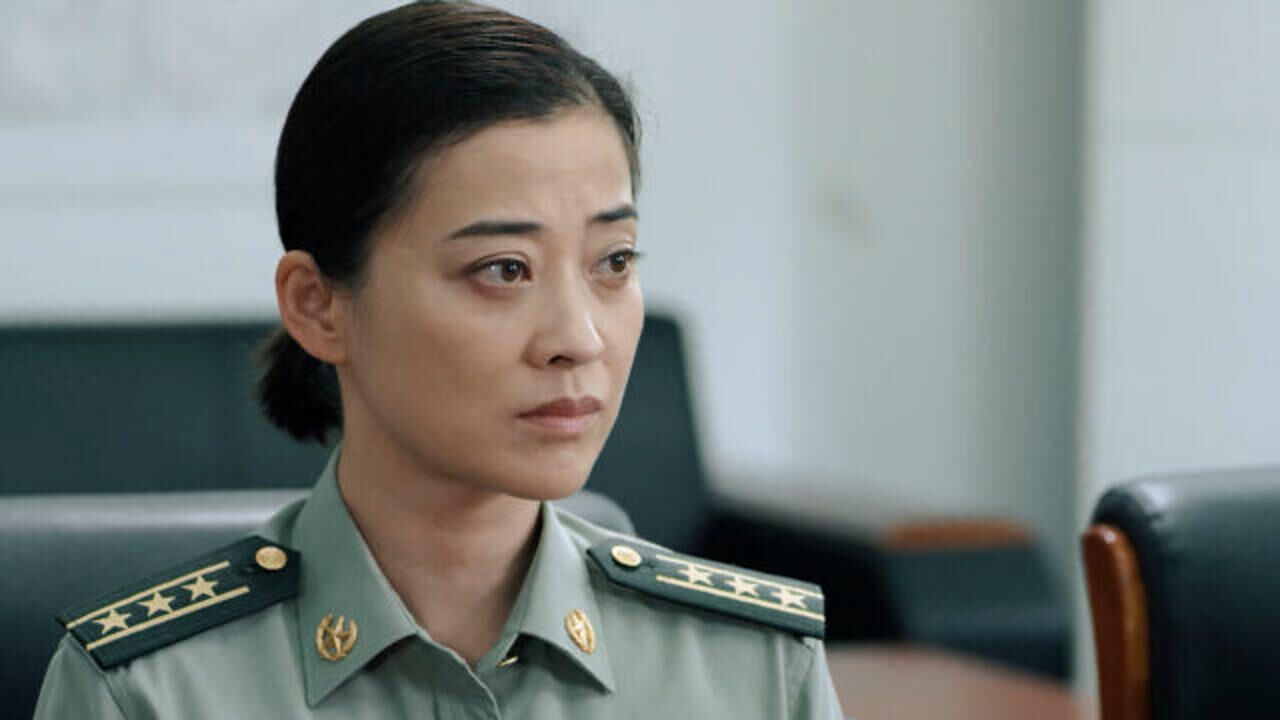 蓝军出击梅婷褪下军装一袭长裙亮相山豹旅于震直接看呆了