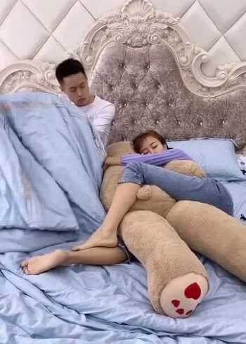 全国统一女生睡觉姿势,太真实了,缺乏安全感就会夹着被子睡觉!