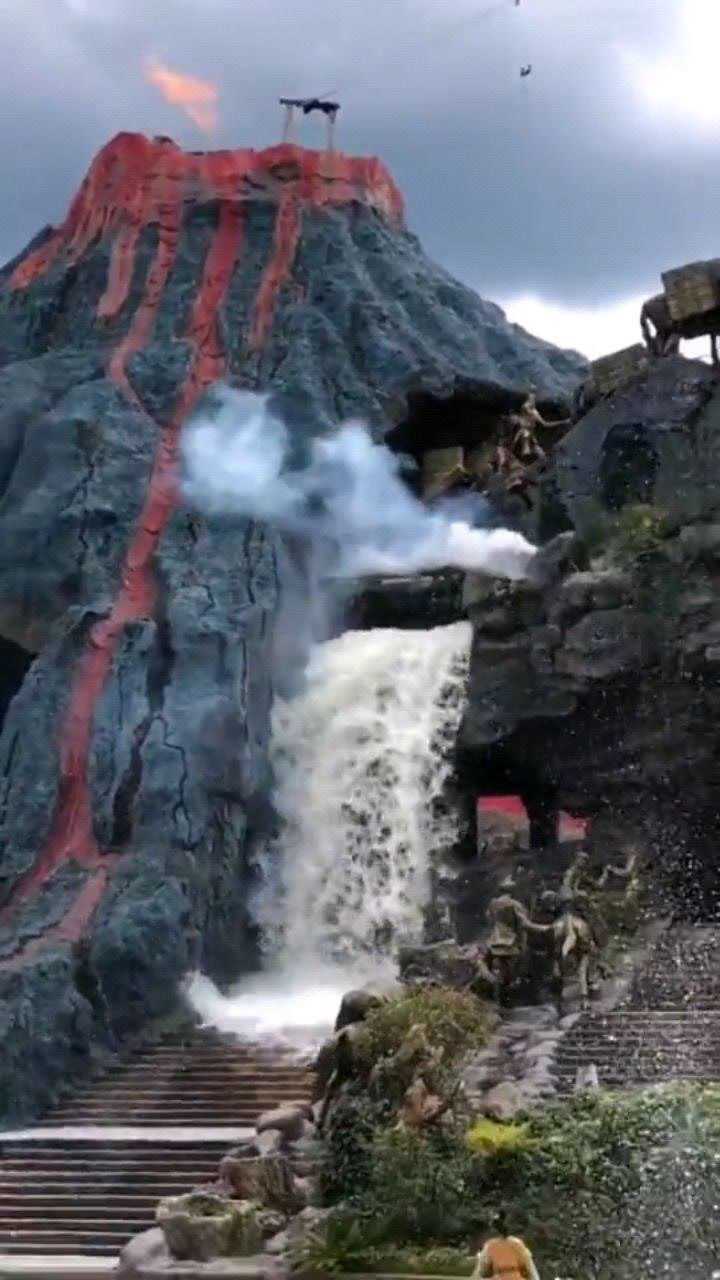 演员其实也不容易横店梦幻谷拍戏现场暴雨山洪女演员哭声撕心裂肺太