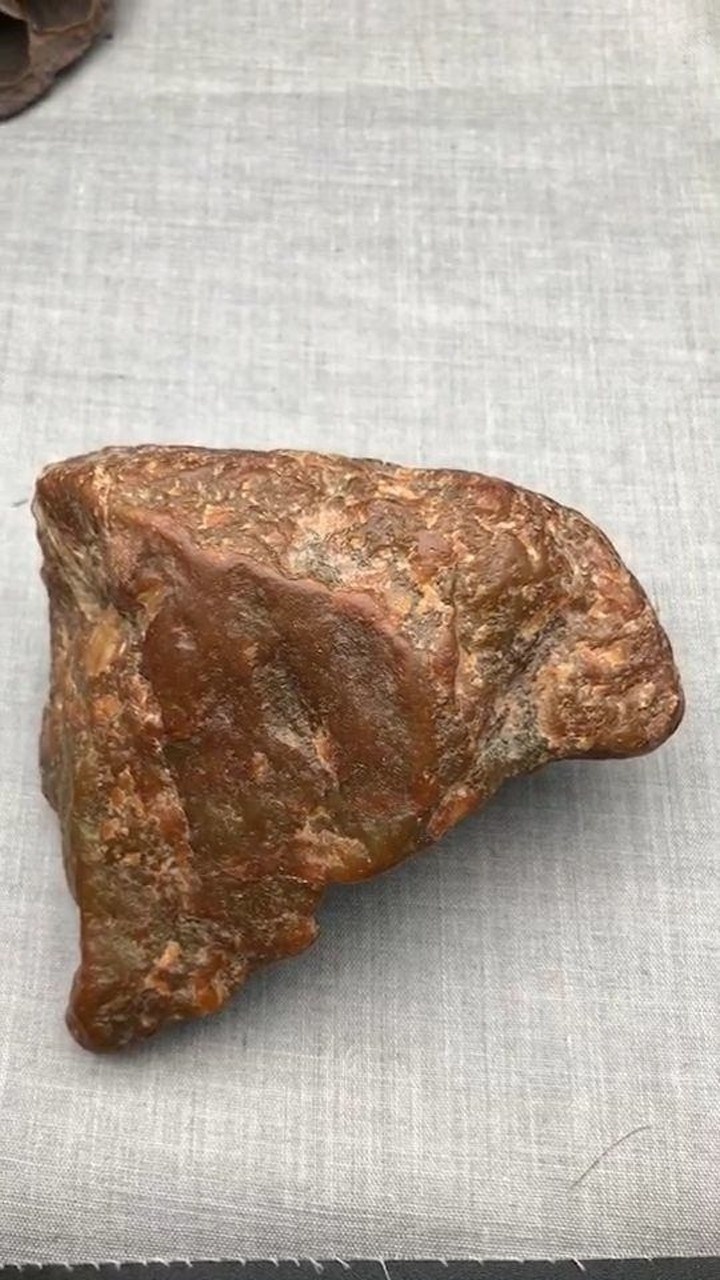天然河磨玉独籽料天然的火燎皮红皮