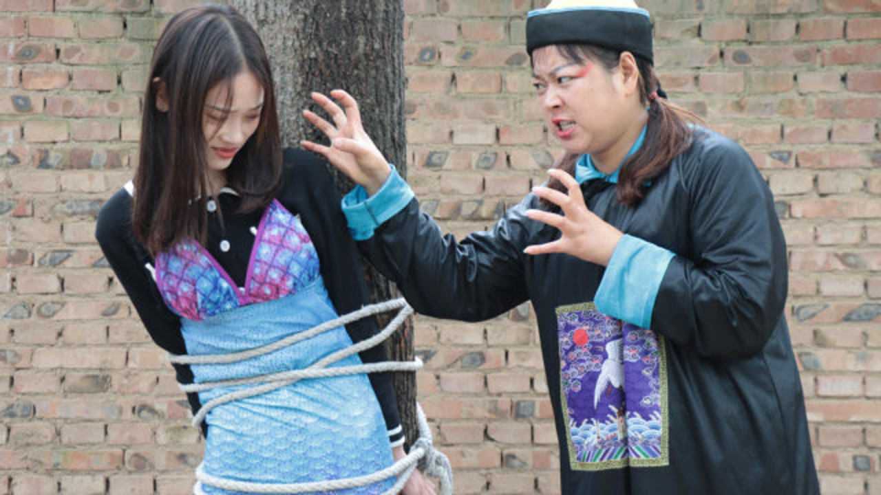 解救美人鱼1美人鱼惹怒了僵尸结果被绑在了树上怎么回事