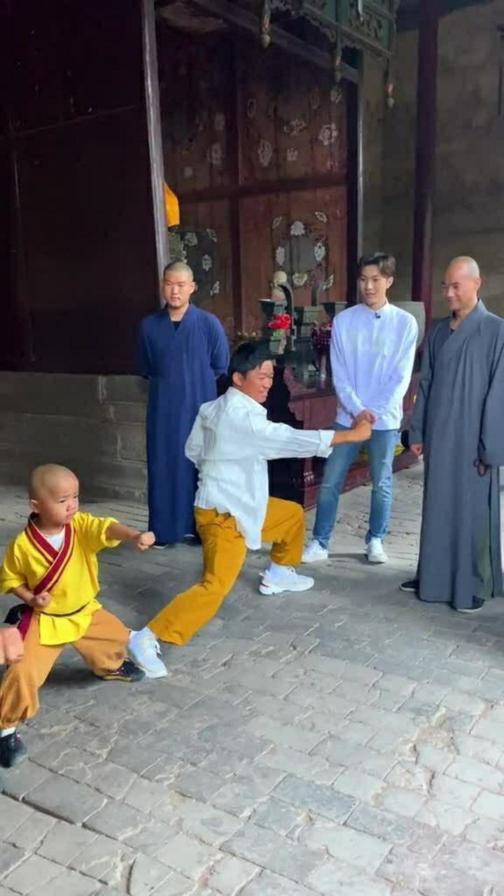 王宝强重回少林寺宝强师兄回少林回忆童年又练起来了