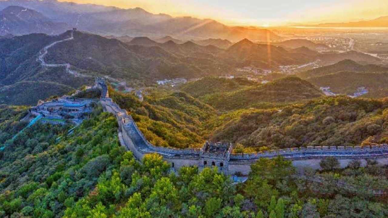 航拍!金秋时节的八达岭长城