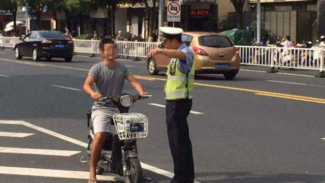 电动车被罚2000元,交警催促交罚款,车主:我这车一千块都不值