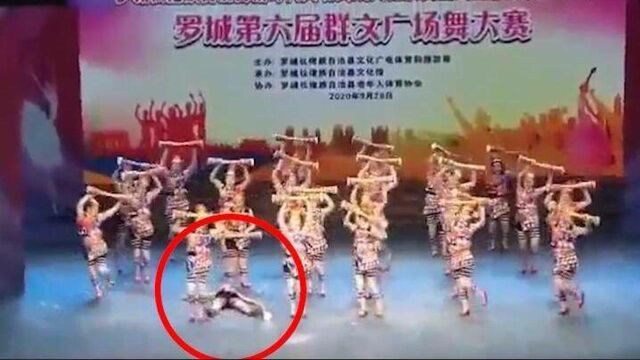 老人跳广场舞大赛突然倒地去世 其他演员绕开继续跳无人立即查看