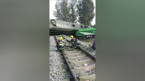 突发！宿州拉煤火车被渣土车撞飞 6节车厢脱轨侧翻