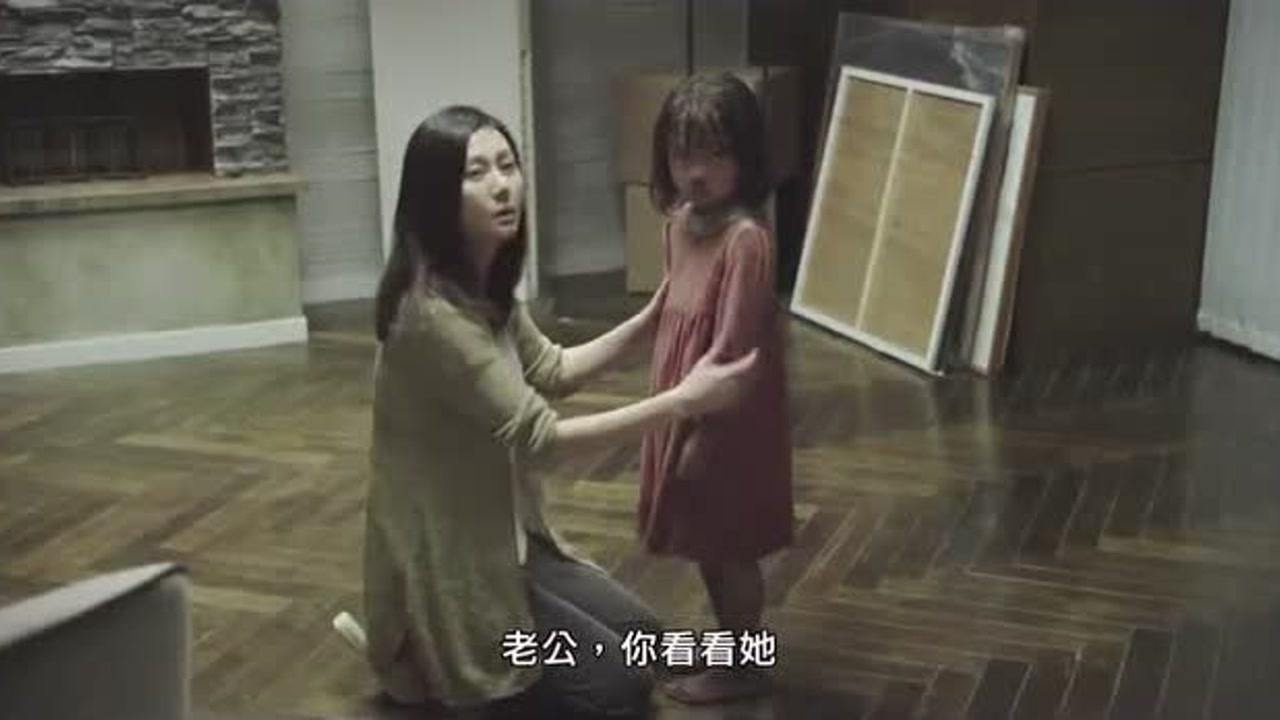 女子帮小女孩洗澡，却发现她浑身是伤_高清