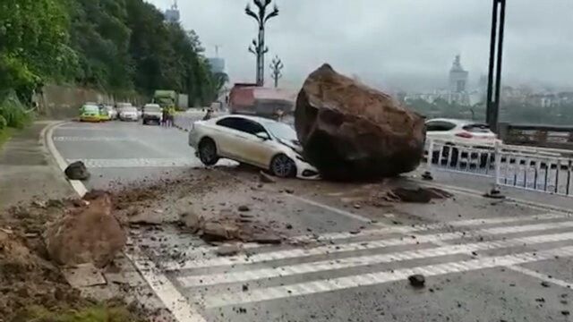 四川数吨巨石坠落直接砸扁汽车,车主死里逃生仍惊魂未定,网友:真是烧高香