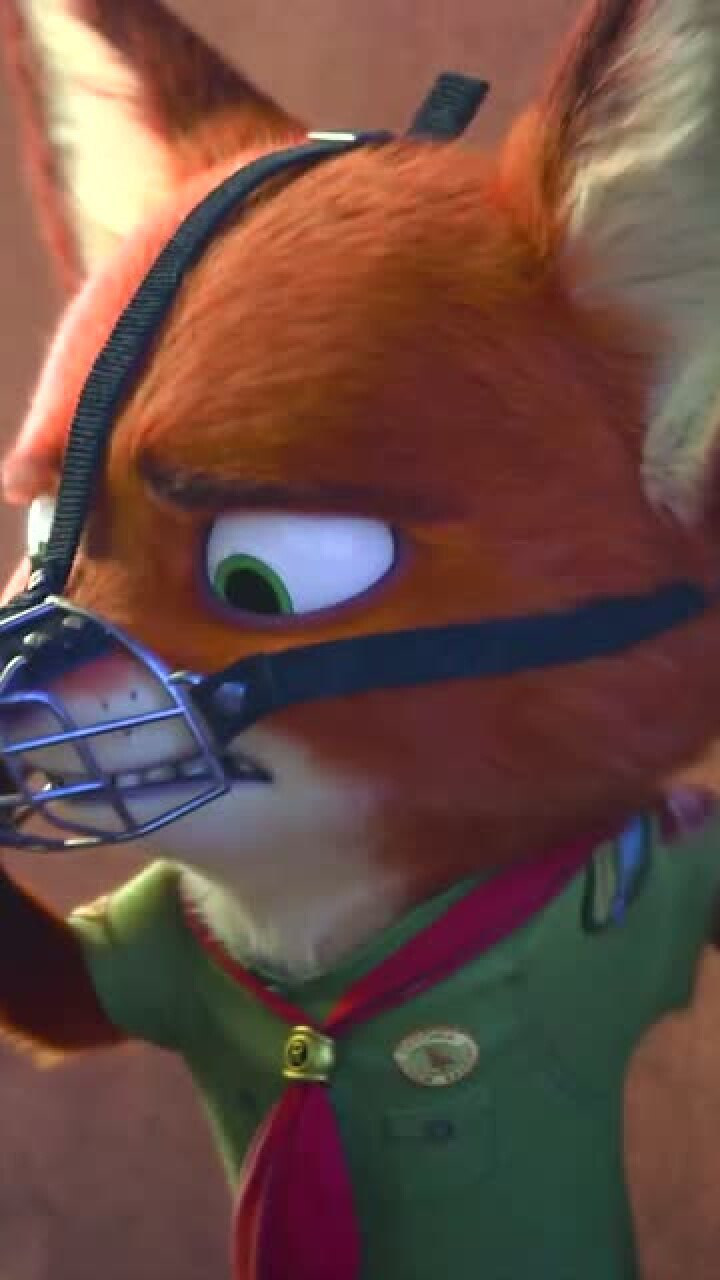 疯狂动物城狐尼克看到肉食动物戴嘴套联想到自己童年眼睛发酸