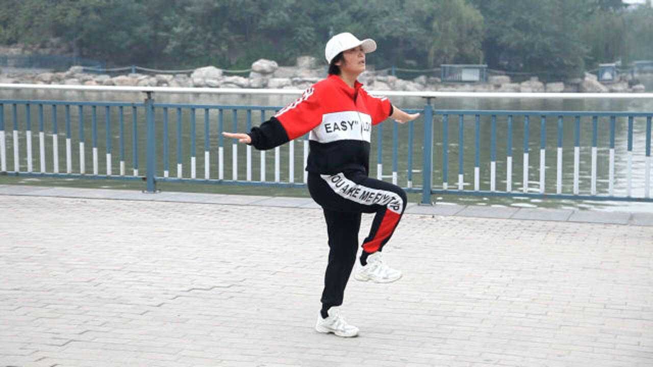 动感70步鬼步舞美女河边轻松飘逸靓丽舞姿看不够