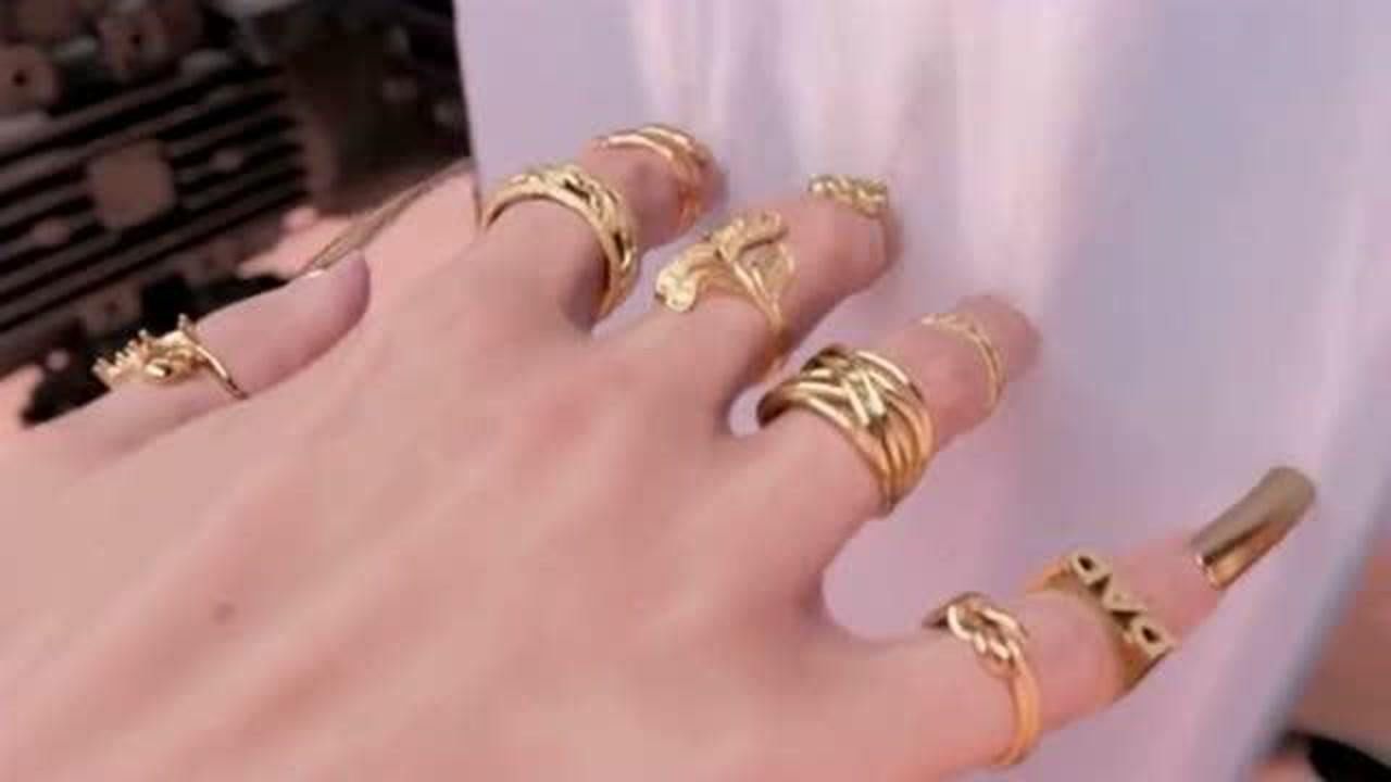 这是在炫耀你多有钱吗,手上戴满了金戒指,看得我有种想犯罪的冲动!_腾