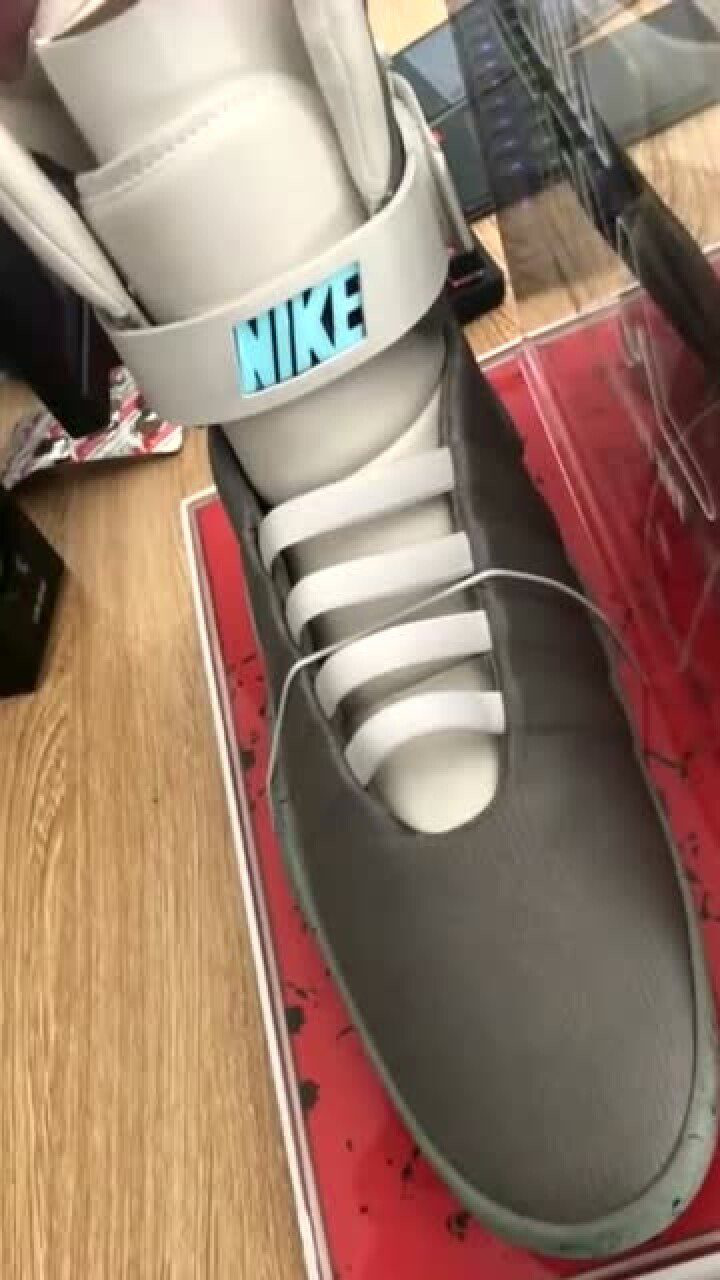 这就是耐克八十万一双的鞋第一次见自动系鞋带真是好