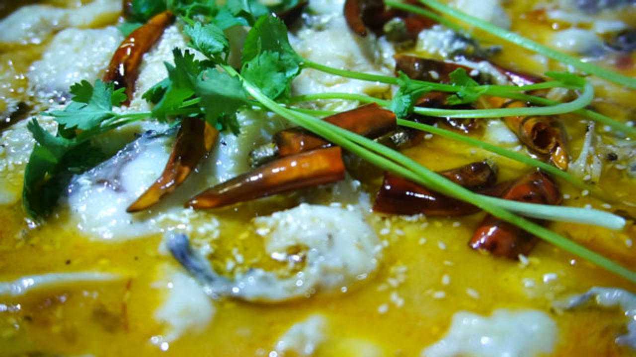 眼镜哥用草鱼做酸菜鱼,鱼片嫩滑,酸辣可口,好吃到停不下来