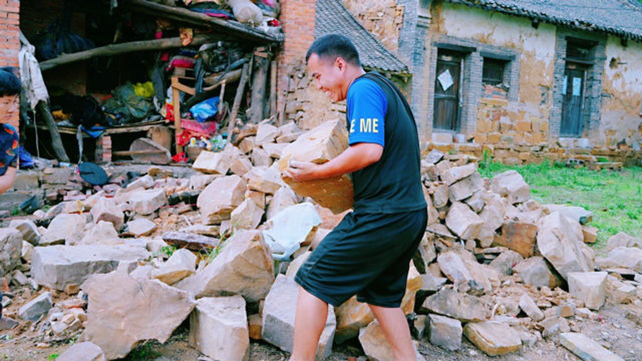 南南和星星老公分工干活,南南让星星老公垒墙,自己负责搬石头