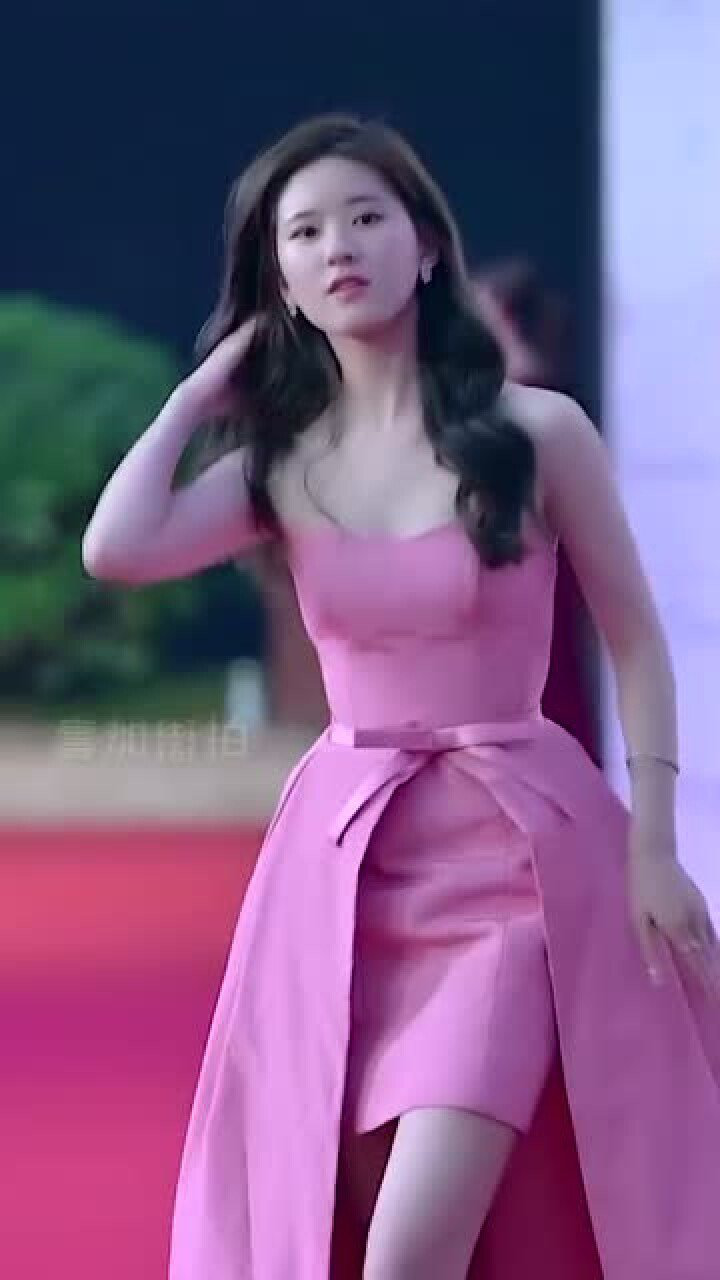 赵露思,粉粉嫩嫩的赵露思走红毯,是心动的感觉