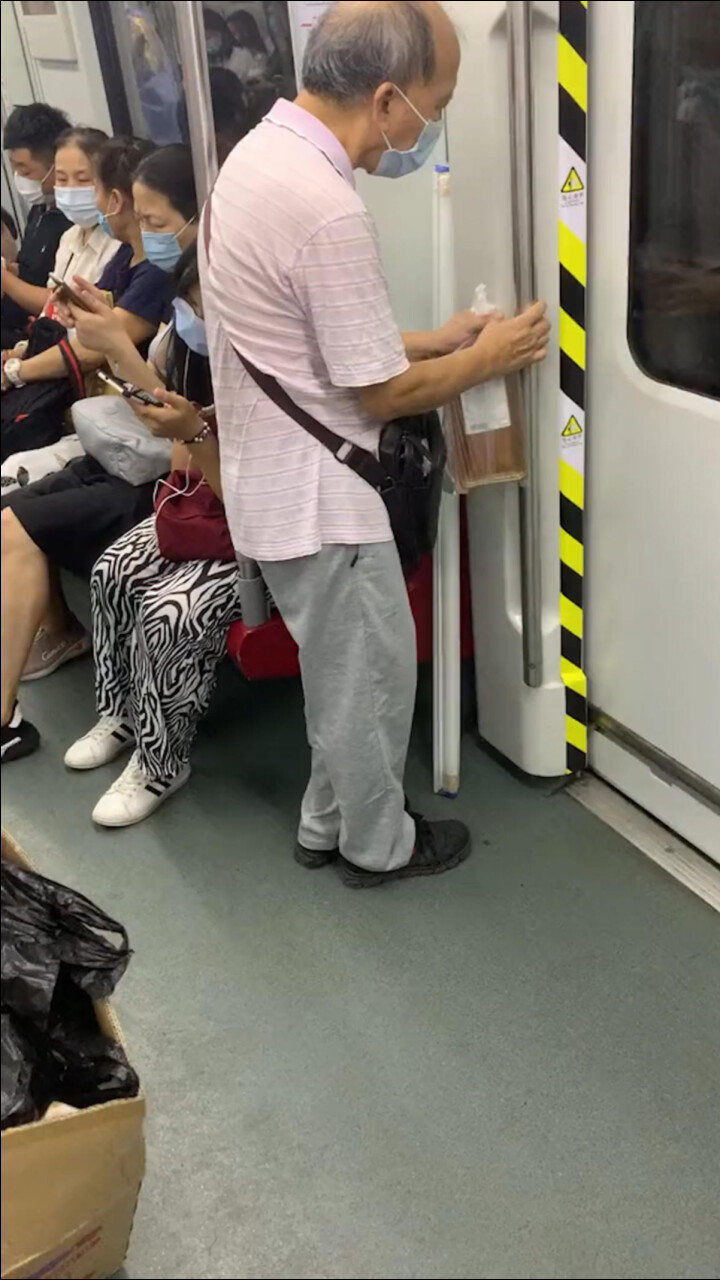 白发老人车厢里站着不断全身颤抖全车乘客熟视无睹无人让座