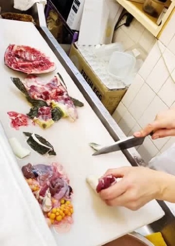 日本人太残忍,他们居然拿活甲鱼做刺身,这心脏还在跳动呢!