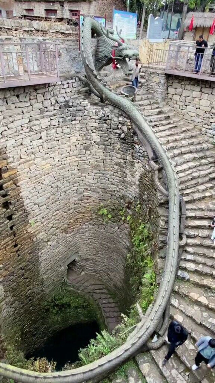 姥姥家门前的千年龙井据说井底有着三公里的龙宫