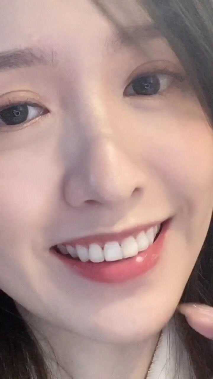 美丽的洛枳学姐又来了柳叶眉杏仁眼微笑唇宛如天使的化身啊