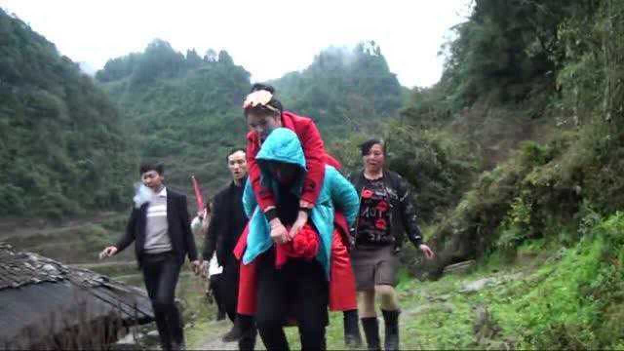 贵州农村一小伙结婚背着媳妇走了好远的山路才到家这么穷一定会后悔