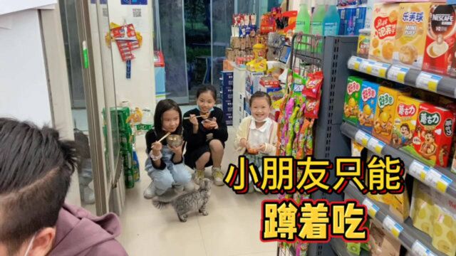 店里位置太小,小娜子和小客人只能蹲着吃饭,但她们依然吃得很香