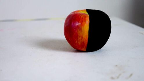 世界上最黑的材料，抹在苹果上，这是真黑啊
