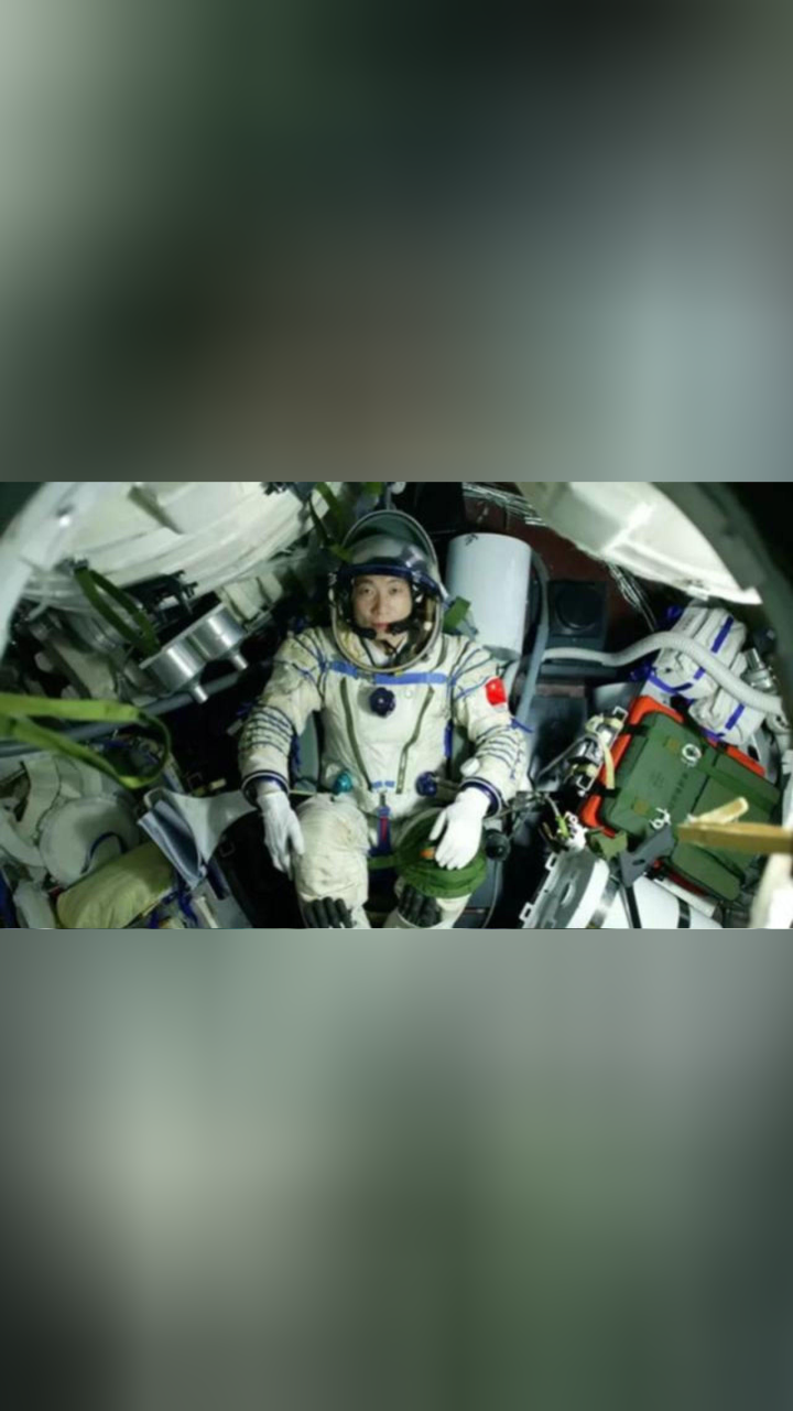 2003年,中国首颗载人航天飞船神舟五号发射,出舱画面激动人心_腾讯视频