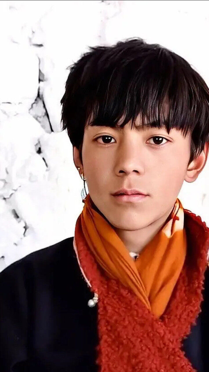 "赛马王子"丁真,男神身高?网友:这就是奶狗的长相狼狗的身材吧