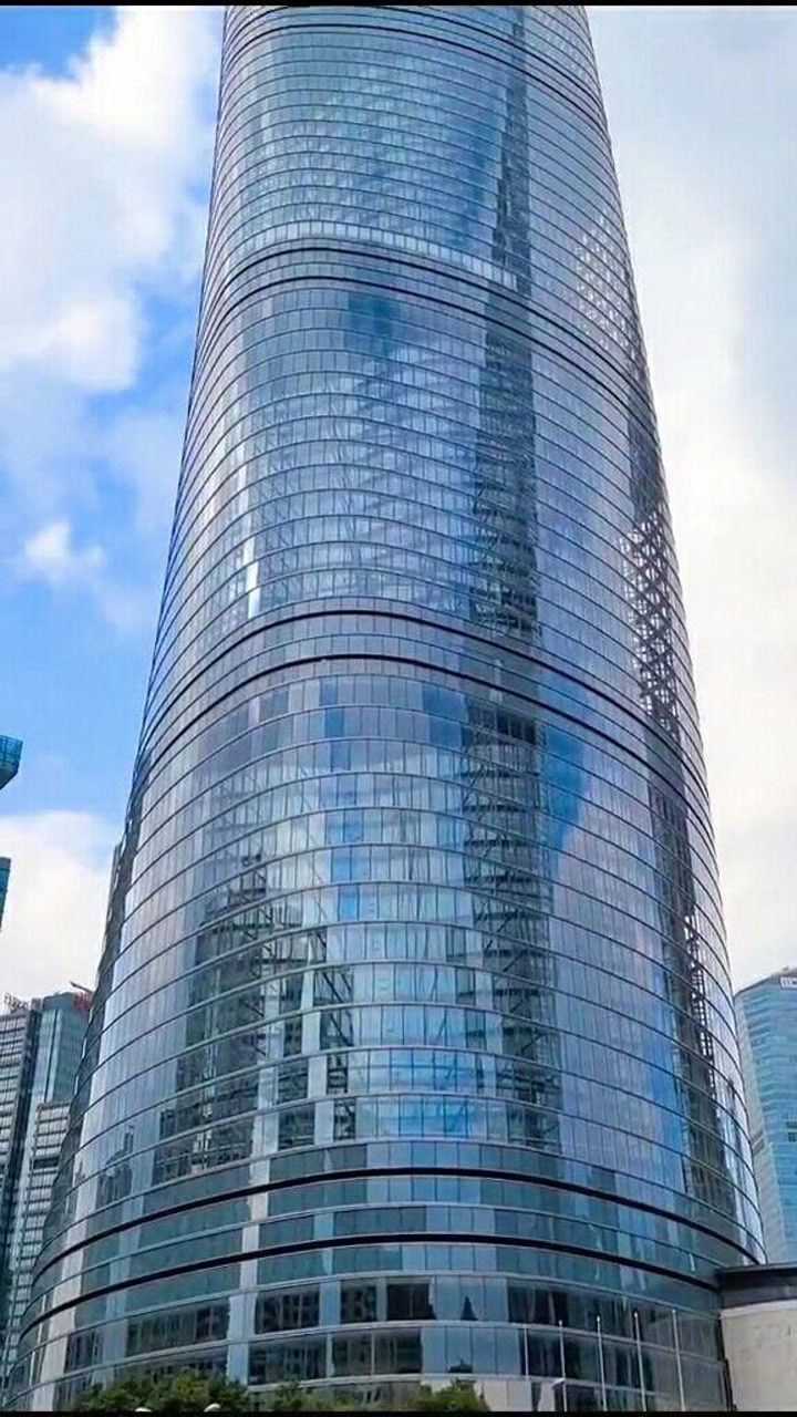 中国第一世界第二高楼上海中心大厦高632米顶层经常在云层里