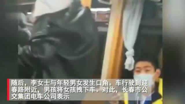 东北一美女电车上脱衣露背拍写真,一旁乘客拍下怒骂,引发热议