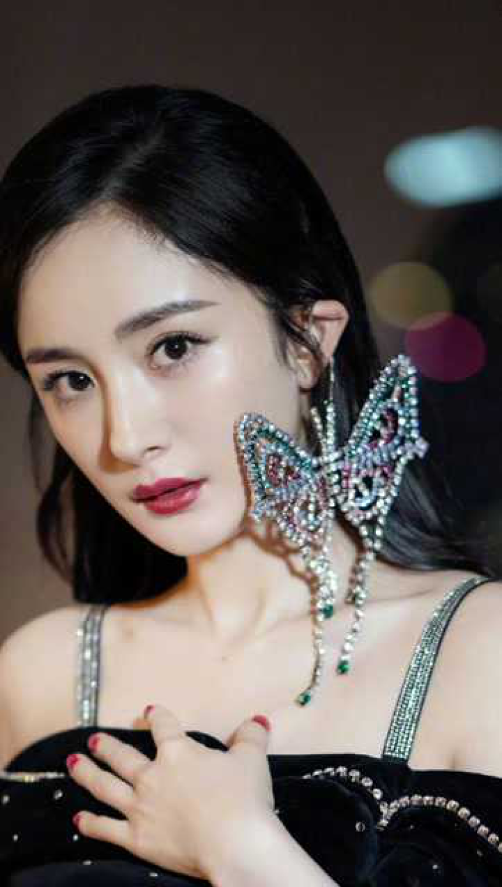 杨幂这个大蝴蝶耳饰震撼到你了吗?