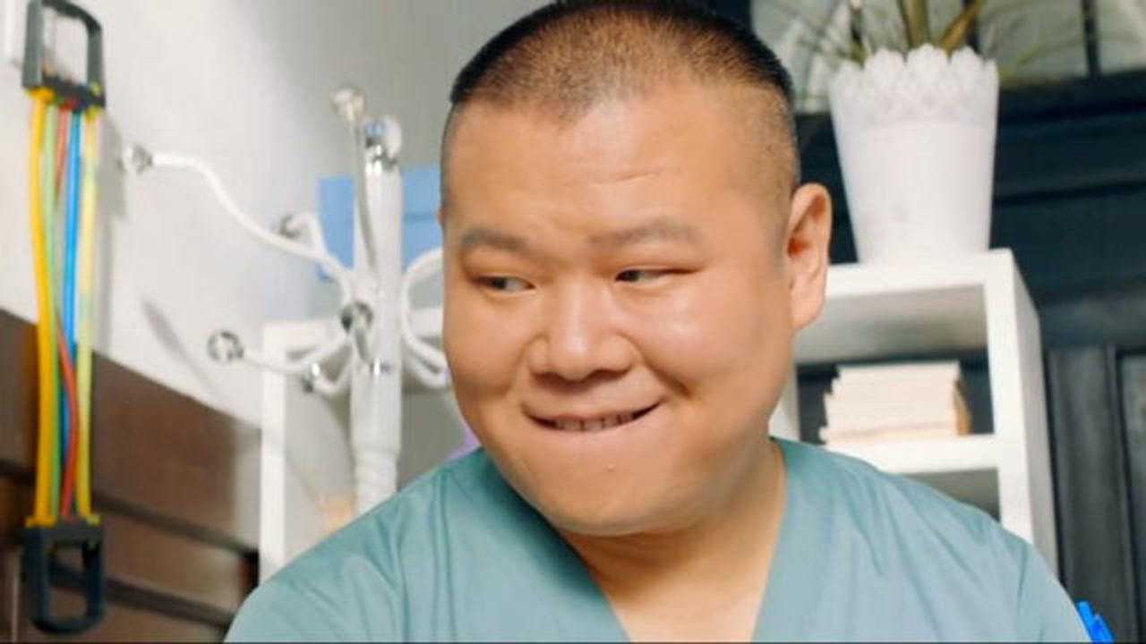 疯岳撬佳人:小岳岳帮助子墨争取到办展会的机会,笑的太可爱了