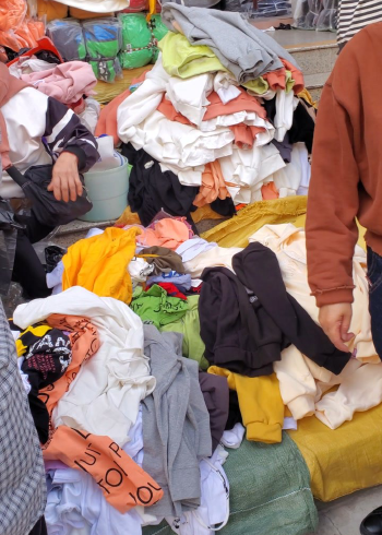 服装店老板必备,找对地方衣服都是论斤女装批发都是论斤卖的!