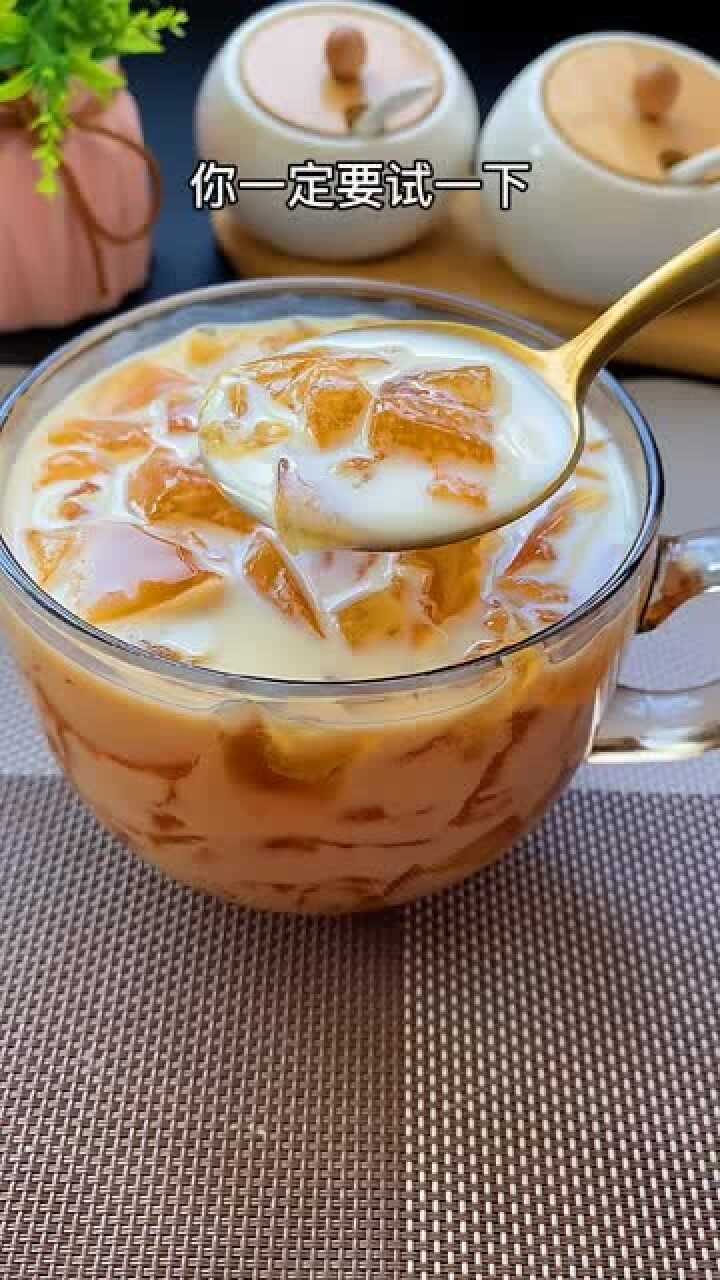 柠檬红茶冻撞奶,沁人心脾,奶香十足