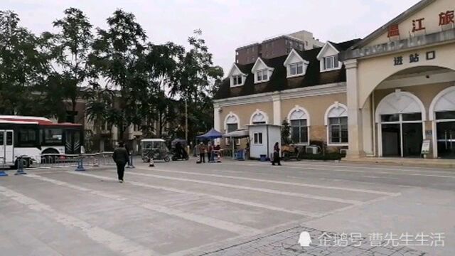 位于温江的万春公交车站,温江的旅游集散中心