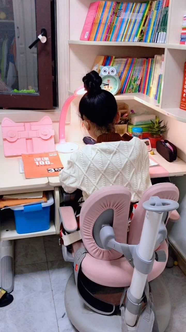 不要抱怨陪孩子写作业累人用不着几年你看着孩子房间熄灭的台灯一片