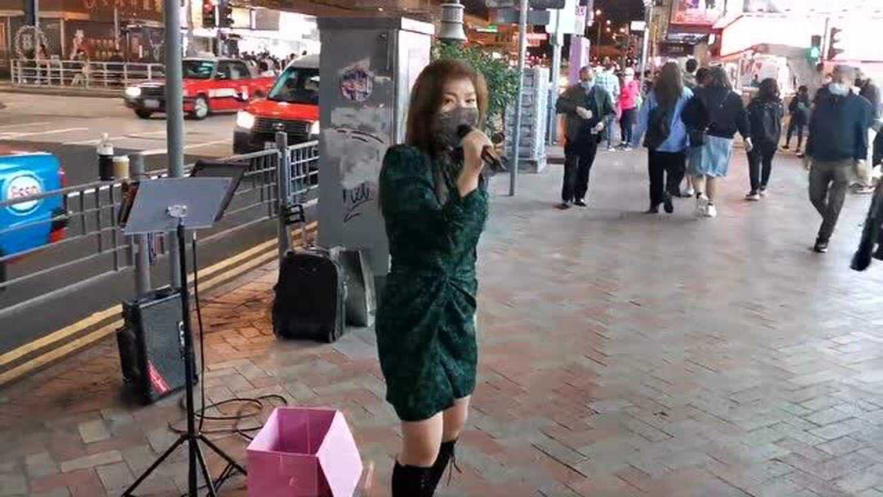 街头艺人芯妮歌唱《往事只能回味》经典好听,路过的人打赏