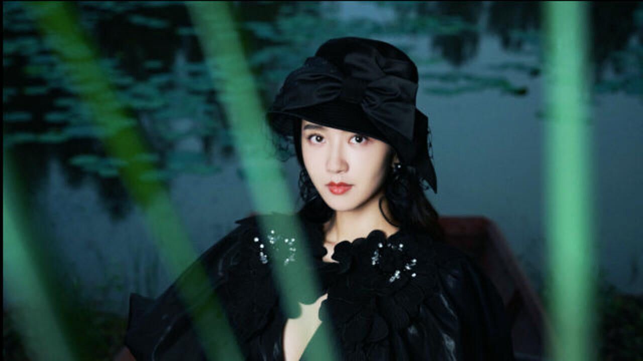 许龄月:暗夜小黑裙摄人心魄 流露悄然性感