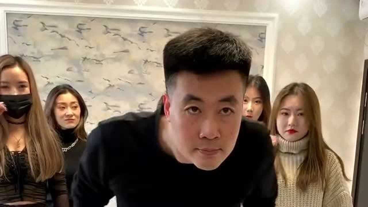 霹雳舞大叔展示"断头舞",舞姿动作卡点到位,后面美女看得目瞪口呆!