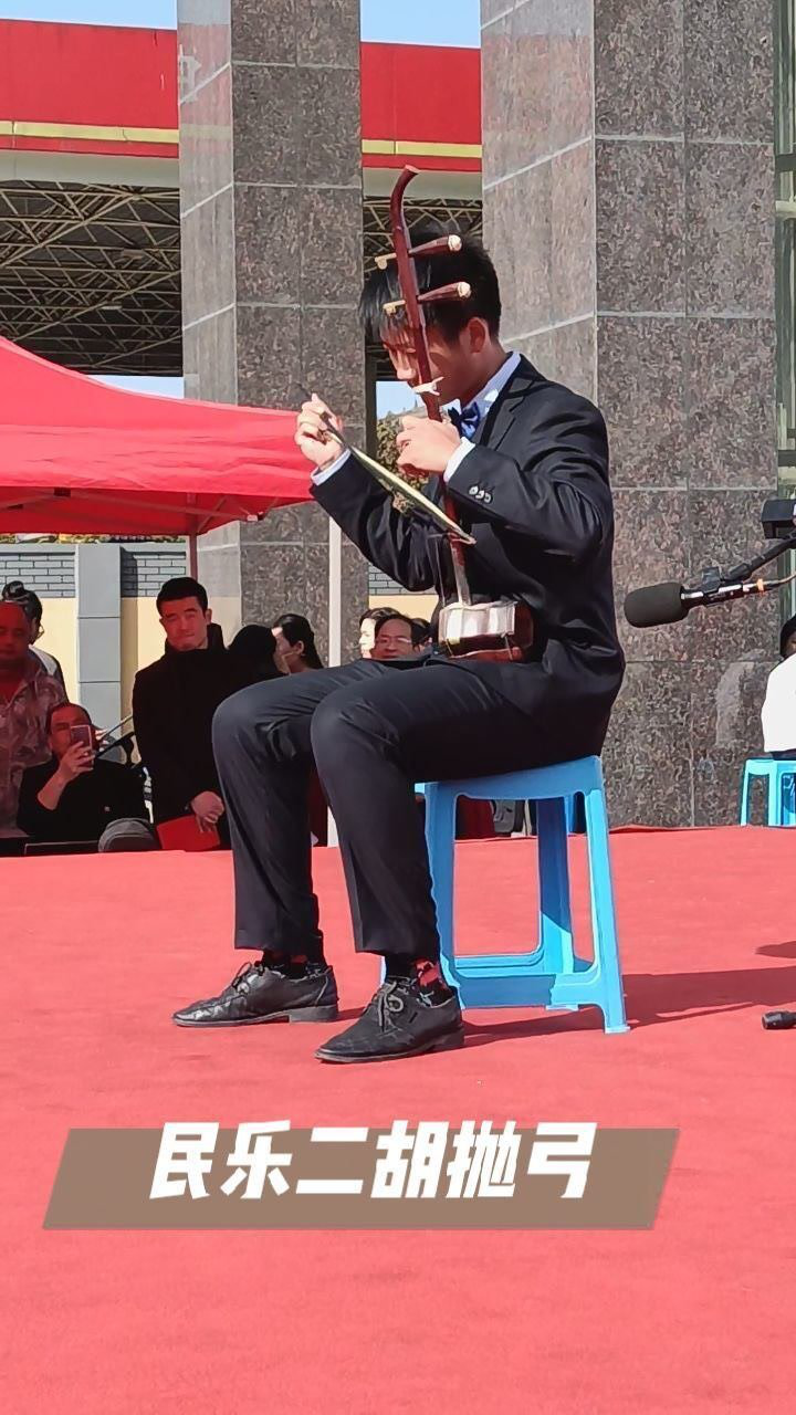 二胡独奏《战马奔腾》精彩抛弓部分.