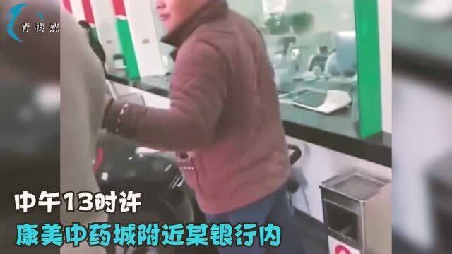 毫州一轿车失控,径直冲进银行内,监控记录下惊险画面