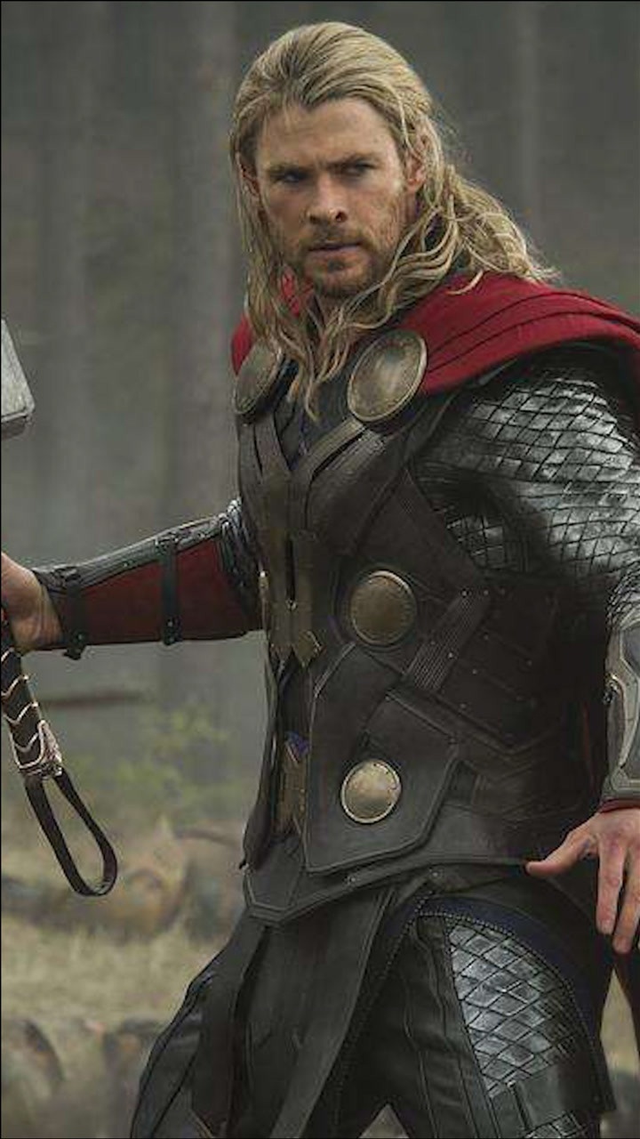 锤哥将自己置身于高温中锻造风暴战斧阿斯加德雷神所向披靡